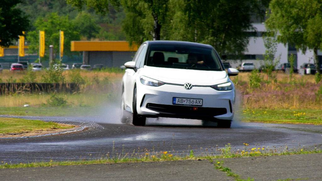 Обзор десяти протестированных летних эко-шин в размере 215/55 R18, выстроенных перед тестовым электромобилем Volkswagen ID.3